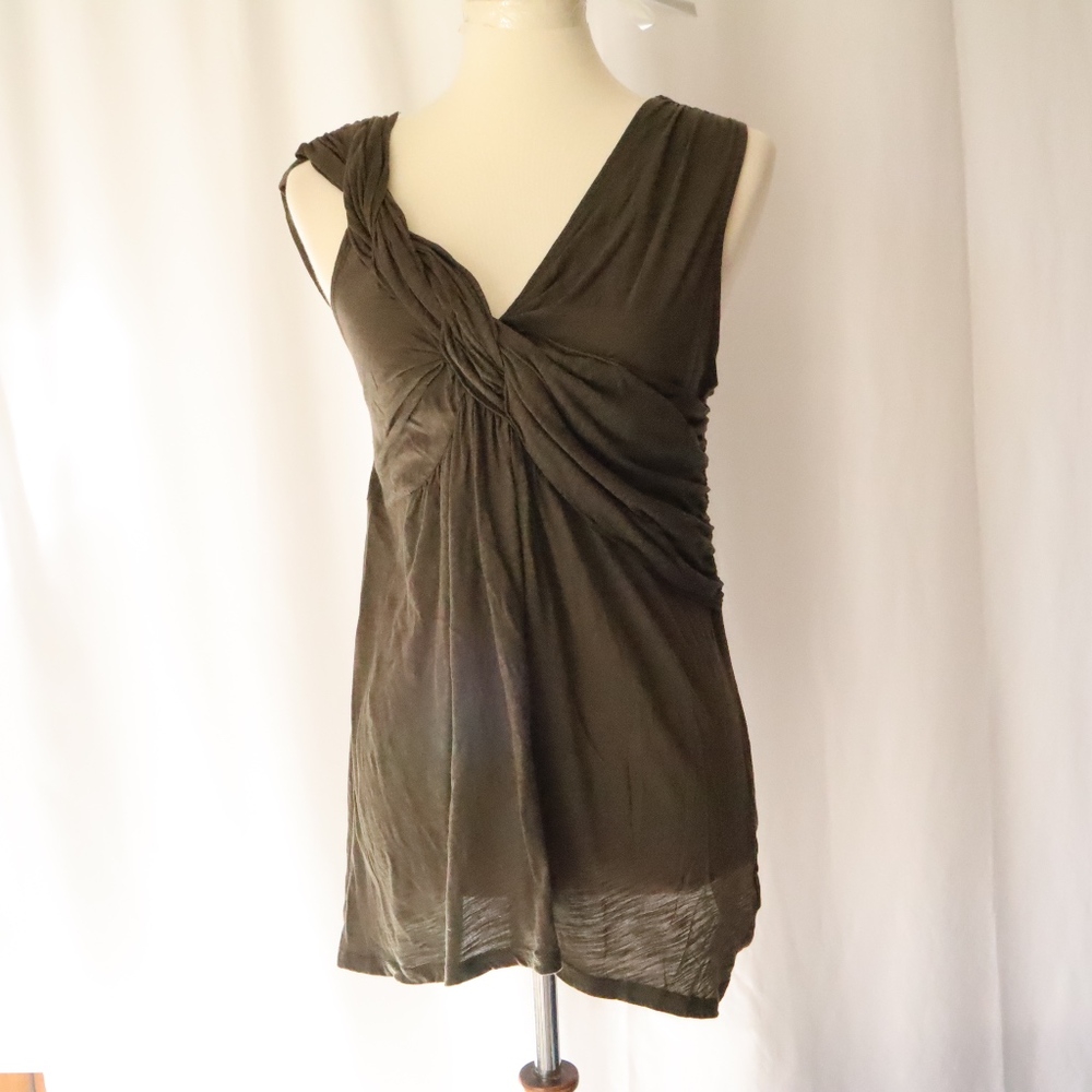 Deletta size M  solid moss green N neck pullover